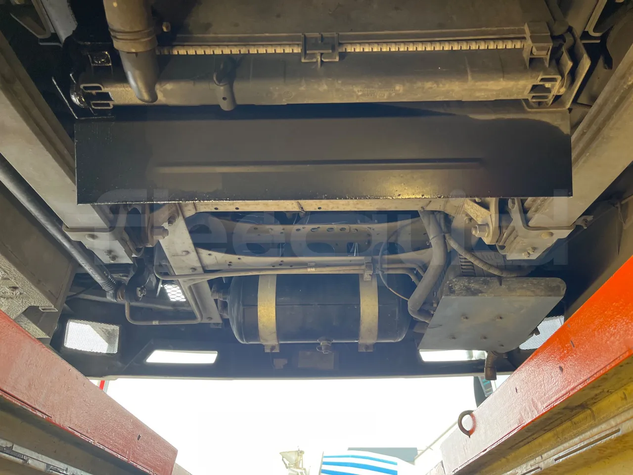 Isuzu Turquoise/Sb QBUS31 - Euro5 - 140kW  - 7.720mt - front undercarriage from front
