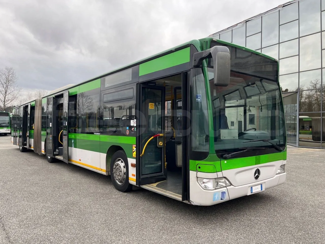 Mercedes-Benz Citaro G 0530 - EUR5 - 260kW - 17.94m - 3/4 right front doors open