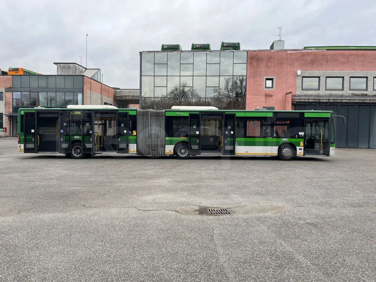 Mercedes-Benz Citaro G 0530 - EUR5 - 260kW - 17.94m - right side doors open