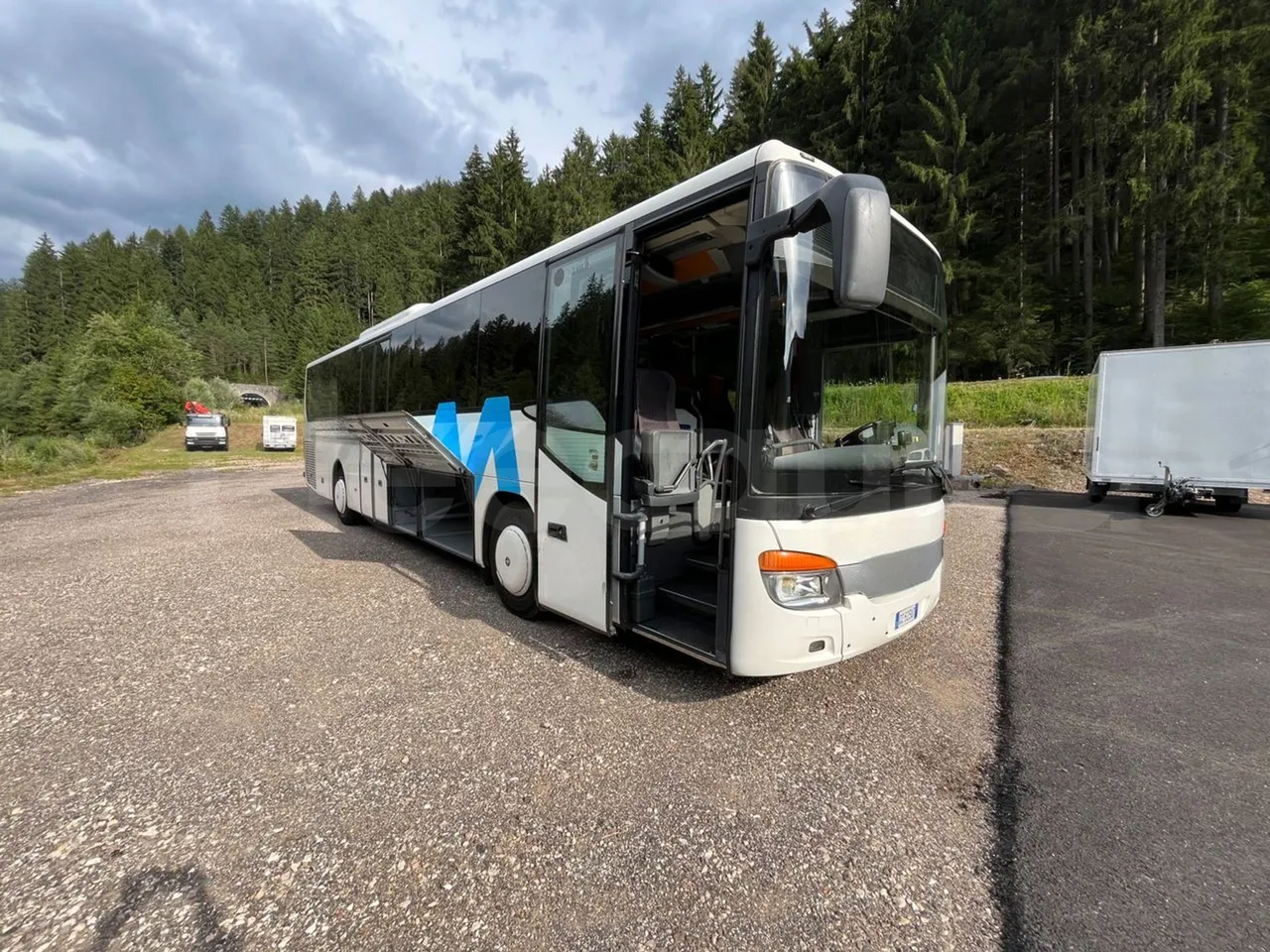 Setra S415 S415 H/ Euro 6 - 265 Kw - 12,260 Mt - 3/4 right front doors open