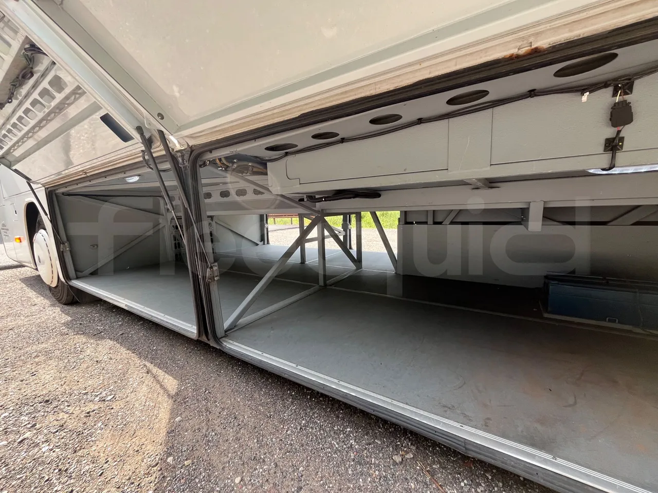 Setra S415 S415 H/ Euro 6 - 265 Kw - 12,260 Mt - under carpet photo