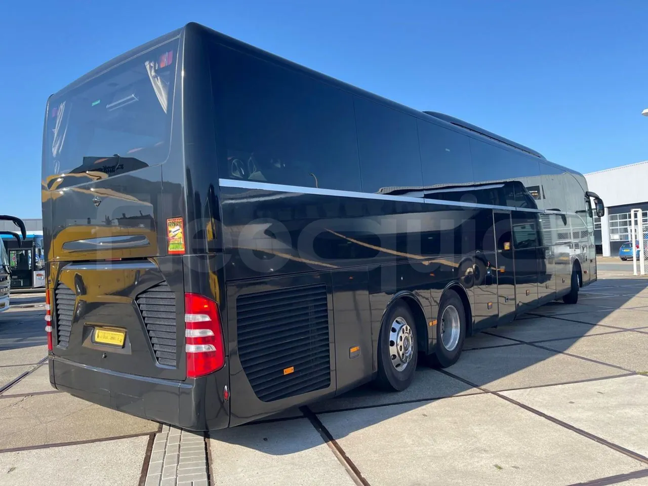 Mercedes-Benz Tourismo RHD L - Euro6 - 315kW - 13.990mt - 3/4 front right doors