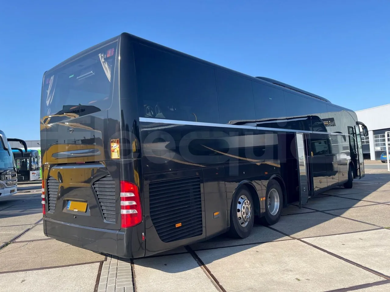 Mercedes-Benz Tourismo RHD L - Euro6 - 315kW - 13.990mt - 3/4 right rear doors closed