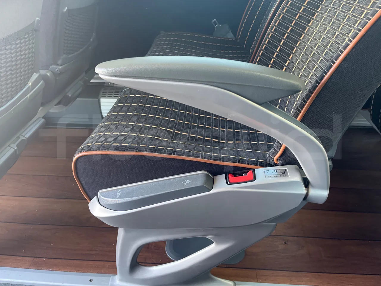 Mercedes-Benz Tourismo RHD L - Euro6 - 315kW - 13.990mt - armrest detail photo
