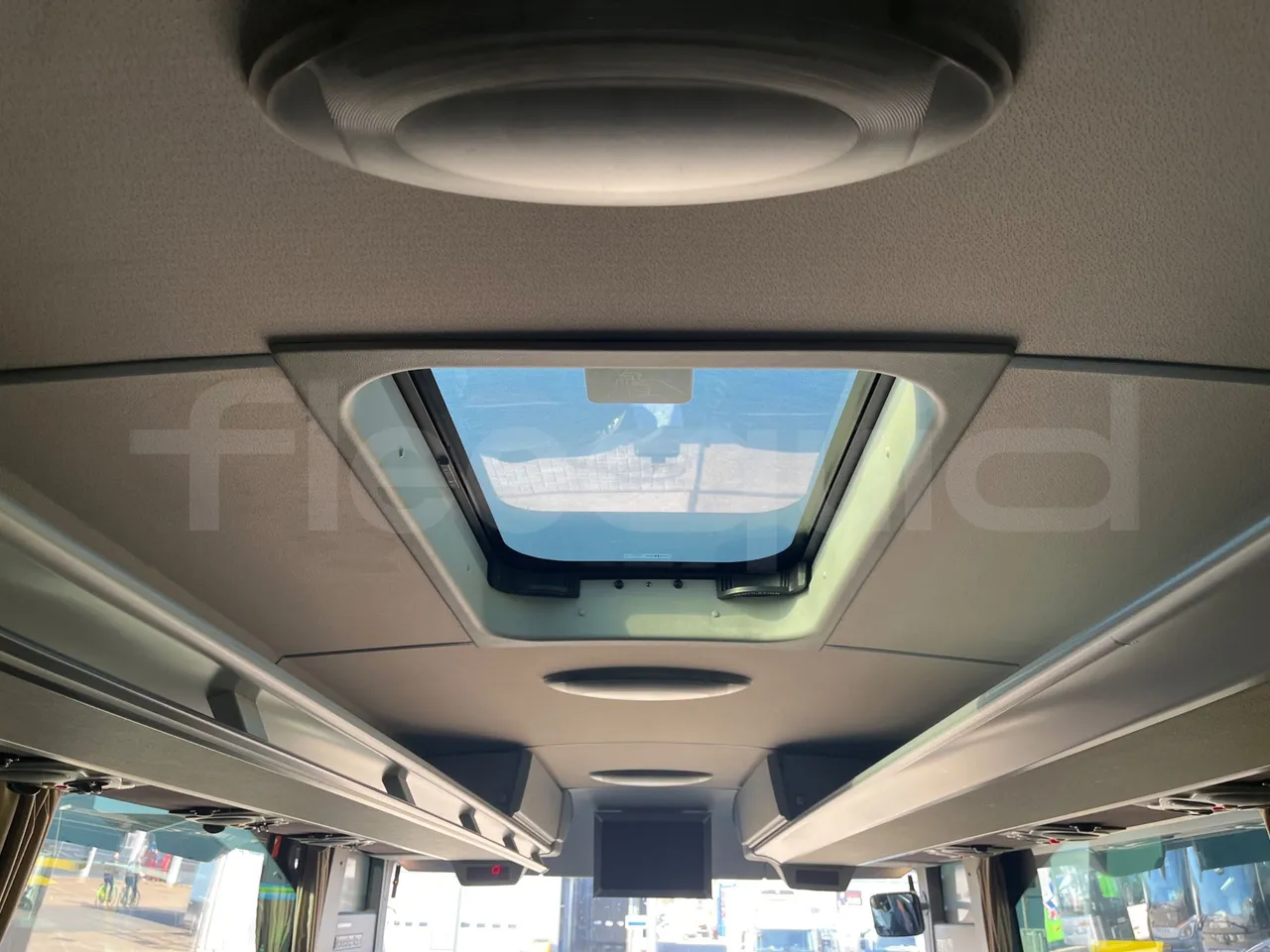 Mercedes-Benz Tourismo RHD L - Euro6 - 315kW - 13.990mt - roof hatch 2