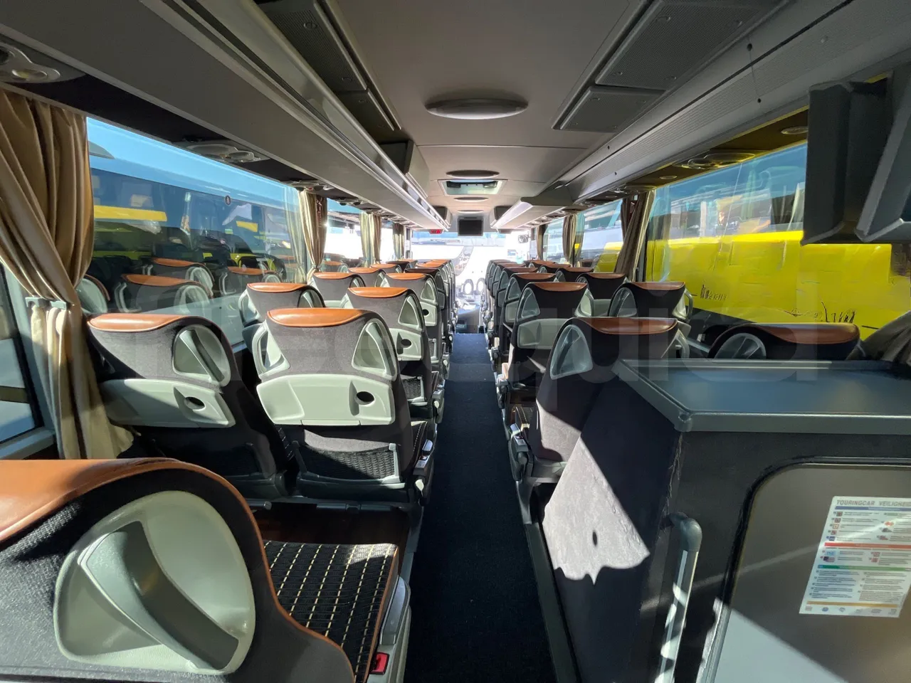 Mercedes-Benz Tourismo RHD L - Euro6 - 315kW - 13.990mt - forward view middle aisle