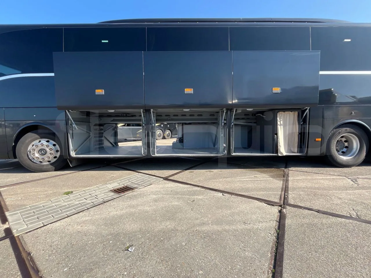 Mercedes-Benz Tourismo RHD L - Euro6 - 315kW - 13.990mt - luggage rack photo