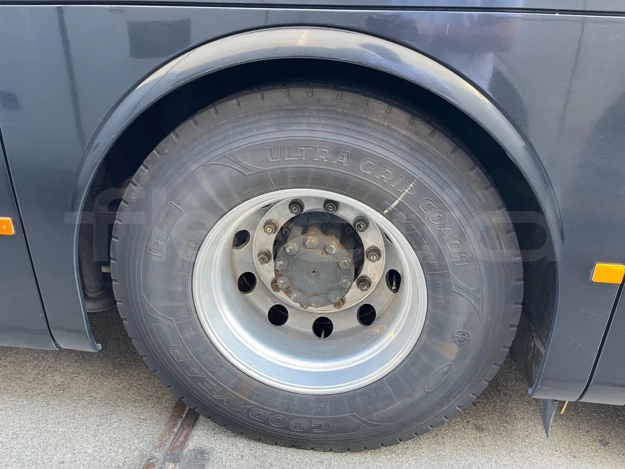 Mercedes-Benz Tourismo RHD L - Euro6 - 315kW - 13.990mt - tread condition front tires left