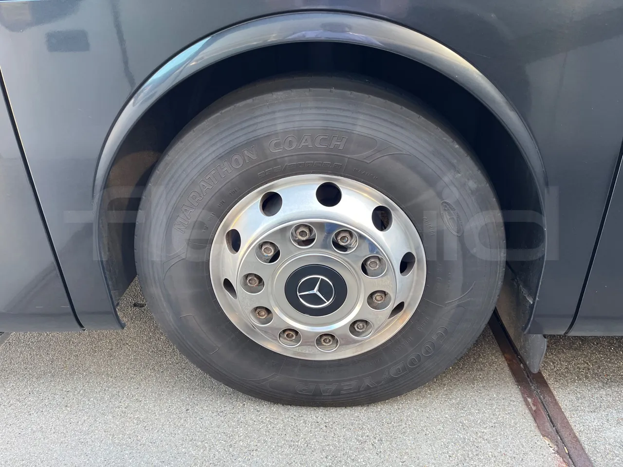 Mercedes-Benz Tourismo RHD L - Euro6 - 315kW - 13.990mt - tread condition second axle tires right