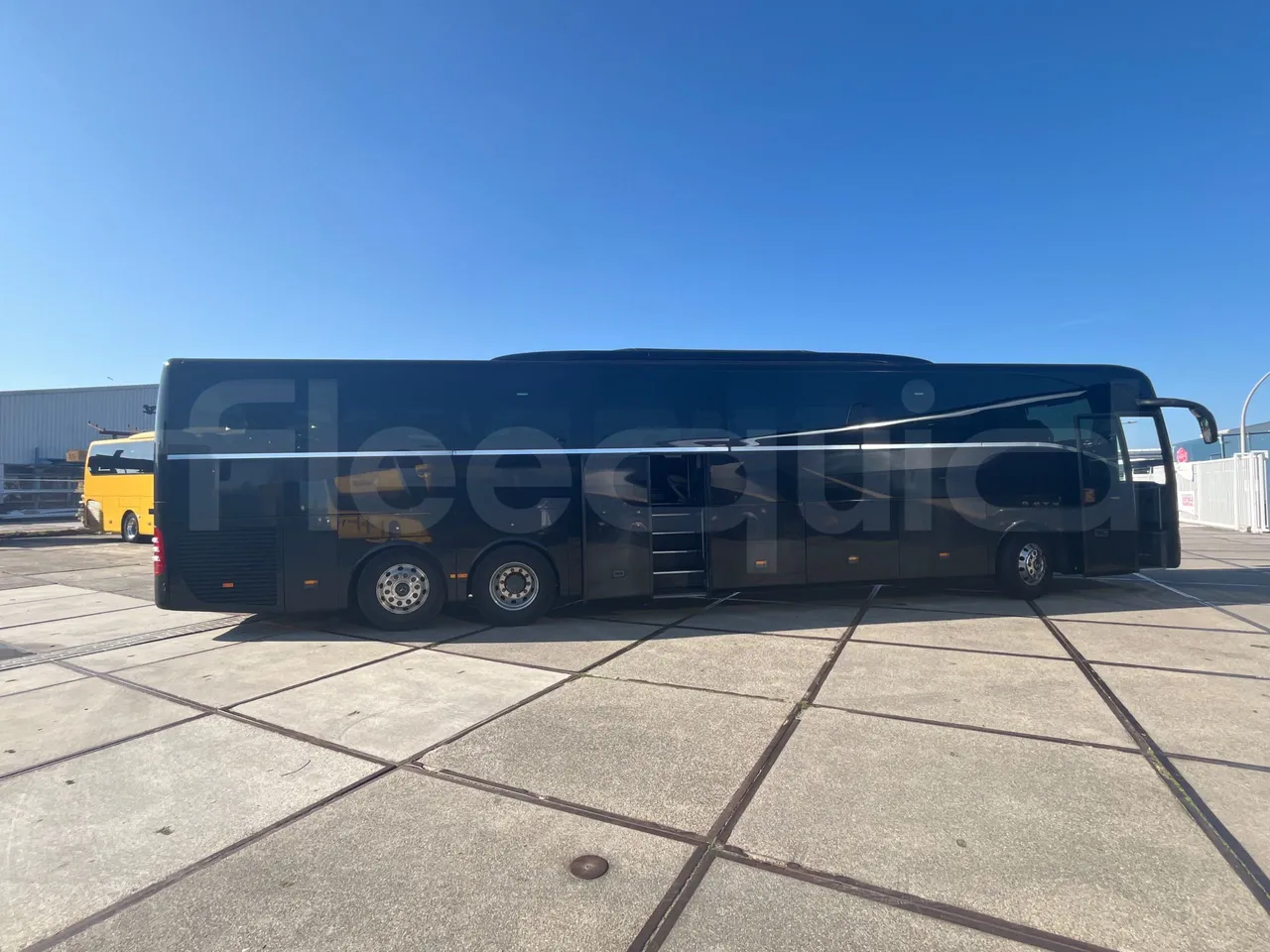 Mercedes-Benz Tourismo RHD L - Euro6 - 315kW - 13.990mt - right side doors closed