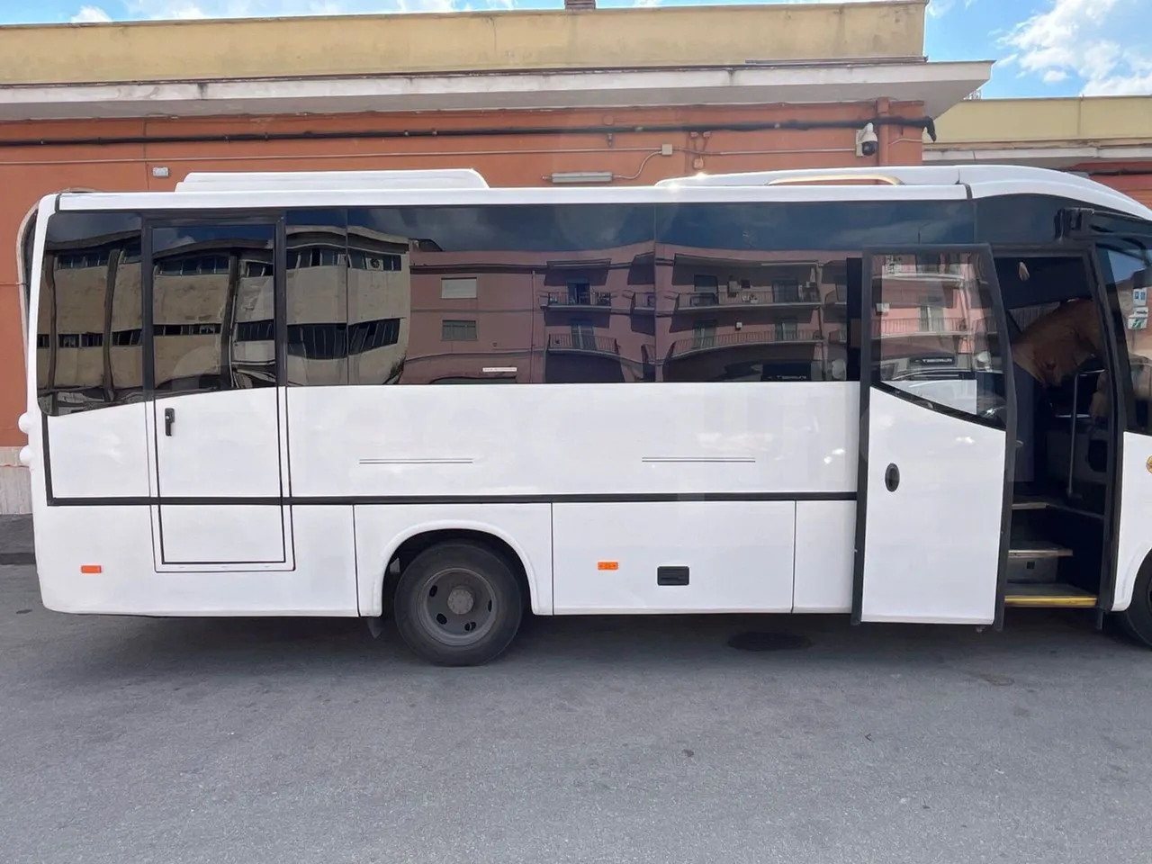 Mercedes-Benz 818 Sitcar - EUR5 - 130kW - 7.660m - front door 3 open