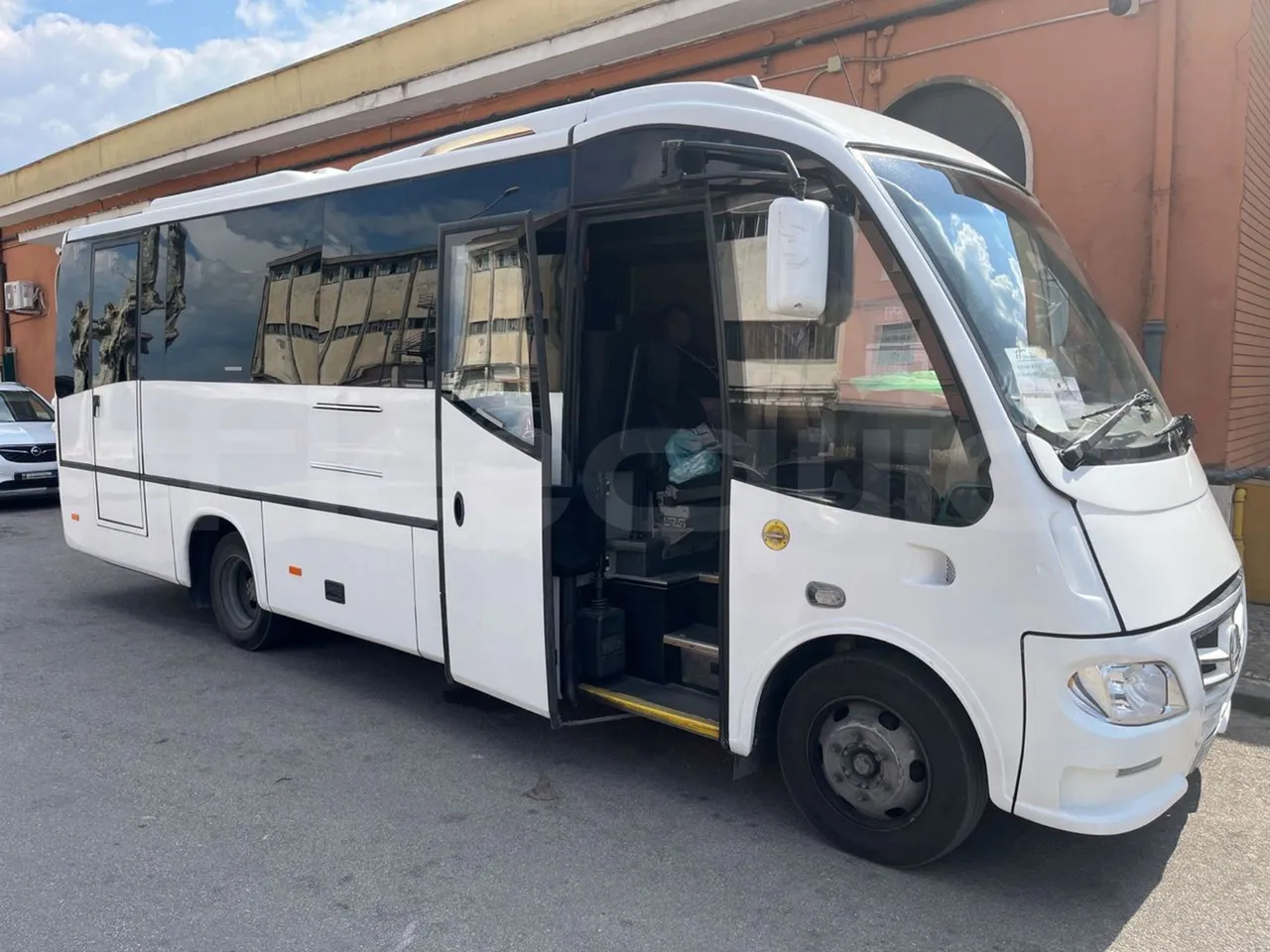 Mercedes-Benz 818 Sitcar - EUR5 - 130kW - 7.660m - 3/4 right front doors open