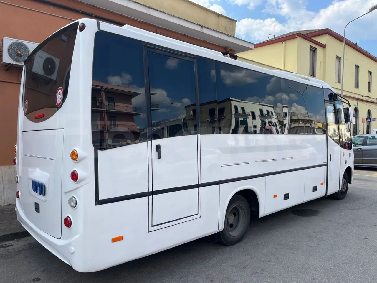 Mercedes-Benz 818 Sitcar - EUR5 - 130kW - 7.660m - 3/4 right rear doors closed