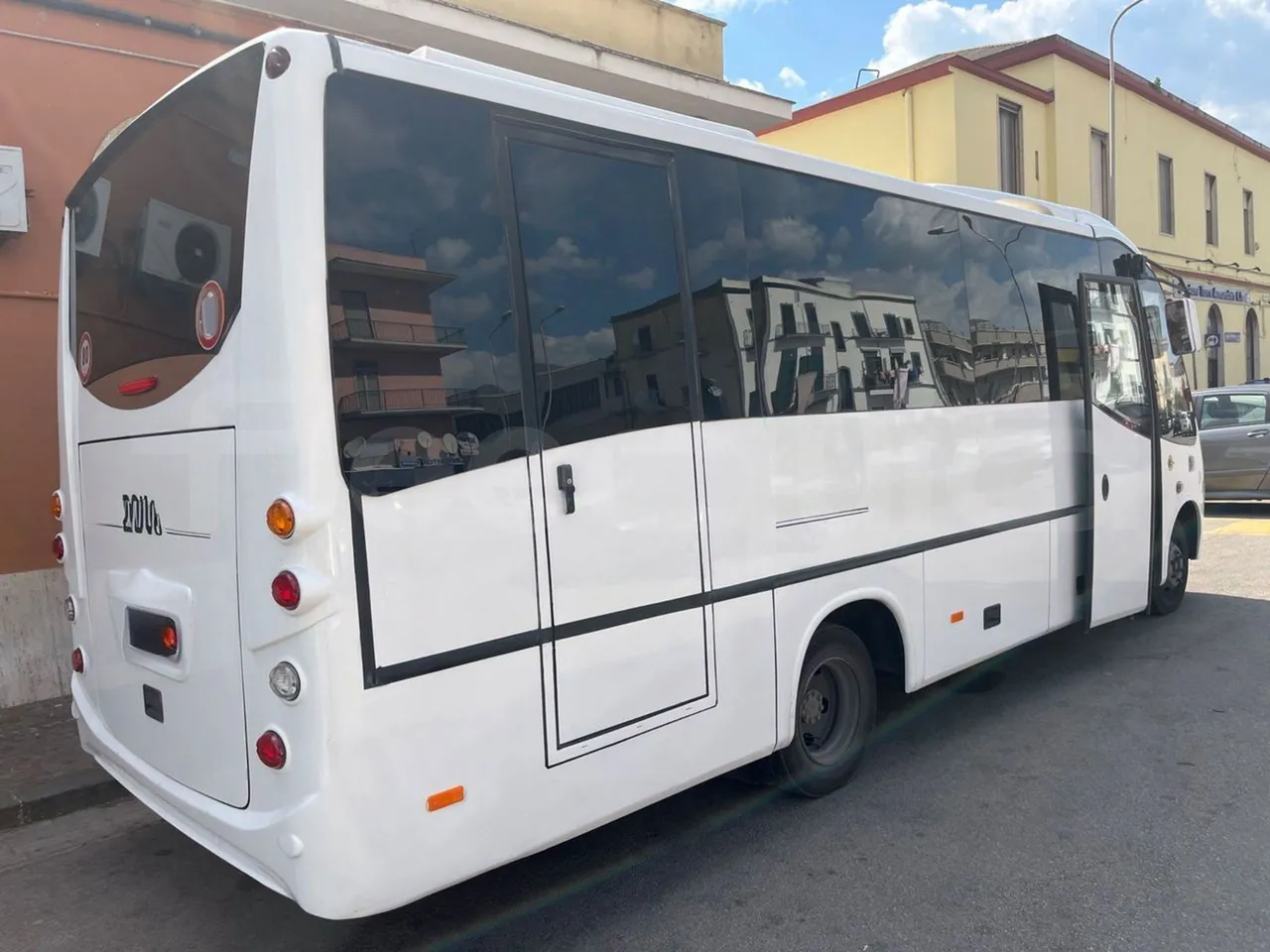 Mercedes-Benz 818 Sitcar - EUR5 - 130kW - 7.660m - 3/4 right rear doors open