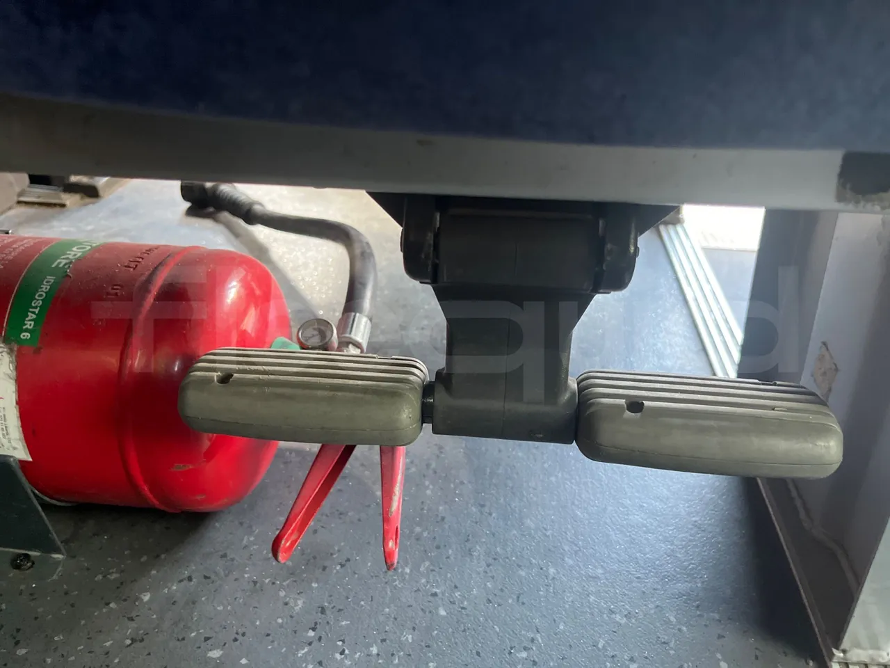 Mercedes-Benz 818 Sitcar - EUR5 - 130kW - 7.660m - footrest detail photo