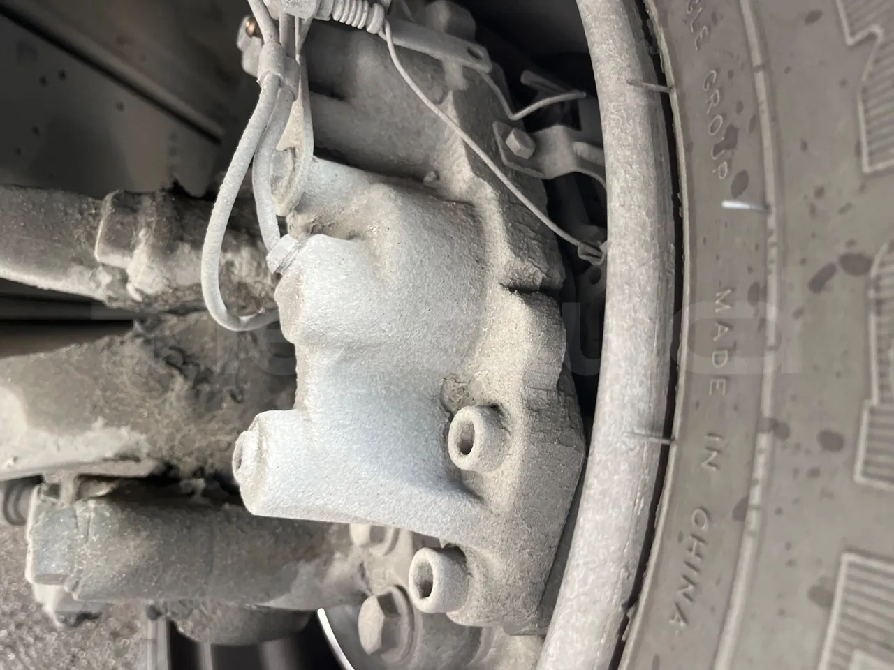 Mercedes-Benz 818 Sitcar - EUR5 - 130kW - 7.660m - front brake calipers left