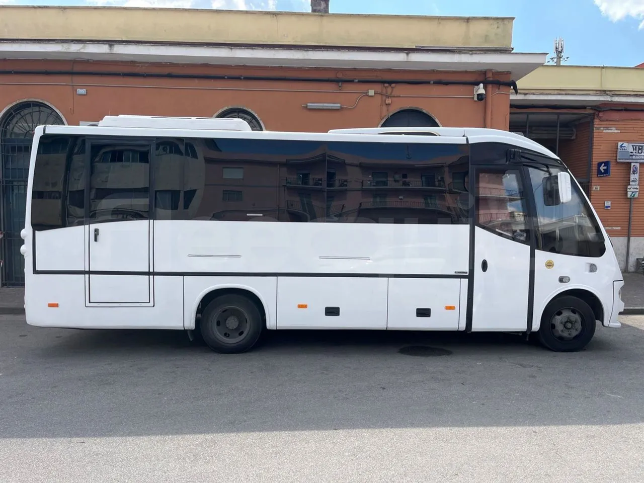 Mercedes-Benz 818 Sitcar - EUR5 - 130kW - 7.660m - right side doors closed