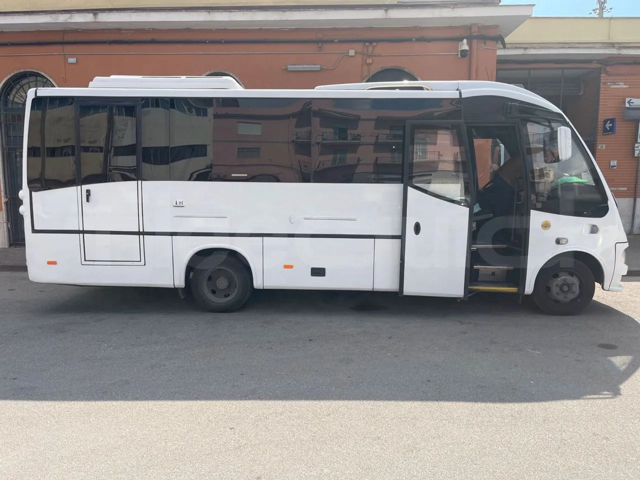 Mercedes-Benz 818 Sitcar - EUR5 - 130kW - 7.660m - right side doors open