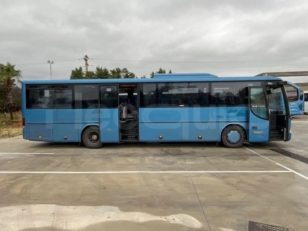 Setra S315 GT/ Euro 3 - 260 Kw - 12 Mt - right side doors open