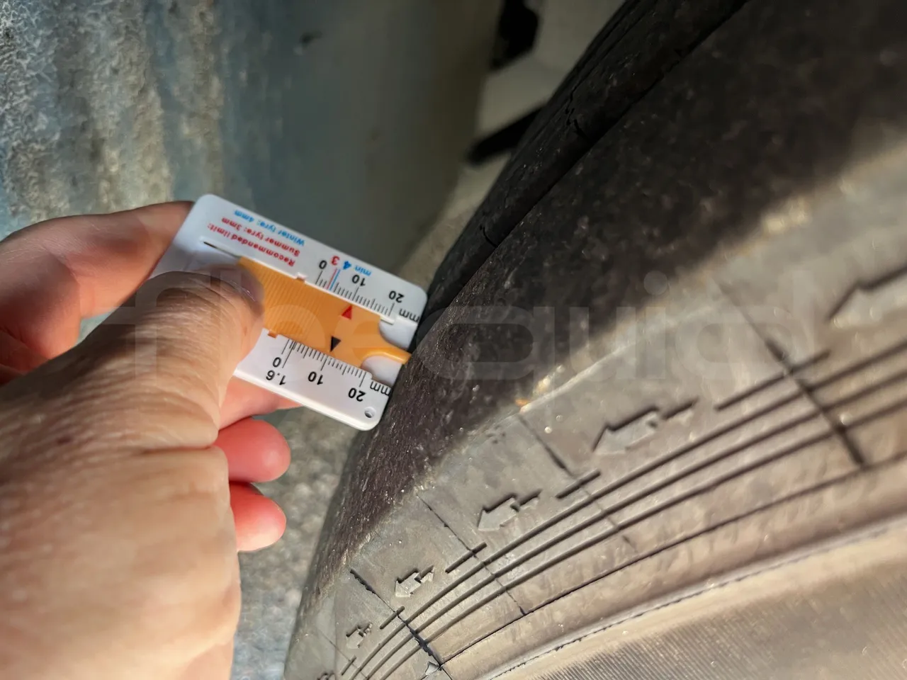 Iveco Crossway - First Axle Left Side: Tyre Thickness