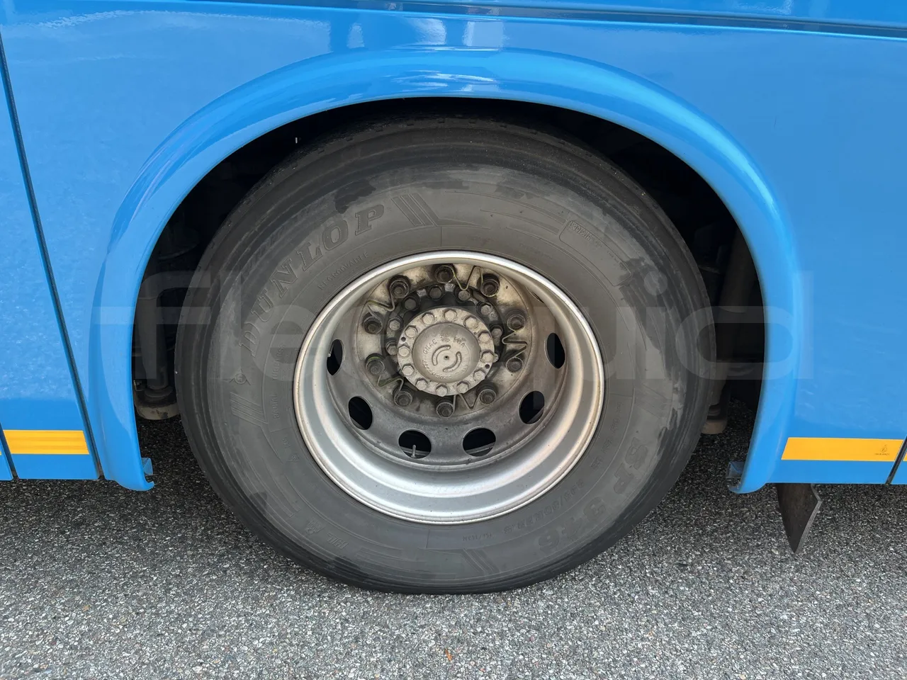 Iveco Crossway - Second Axle Left Side: Complete Wheel