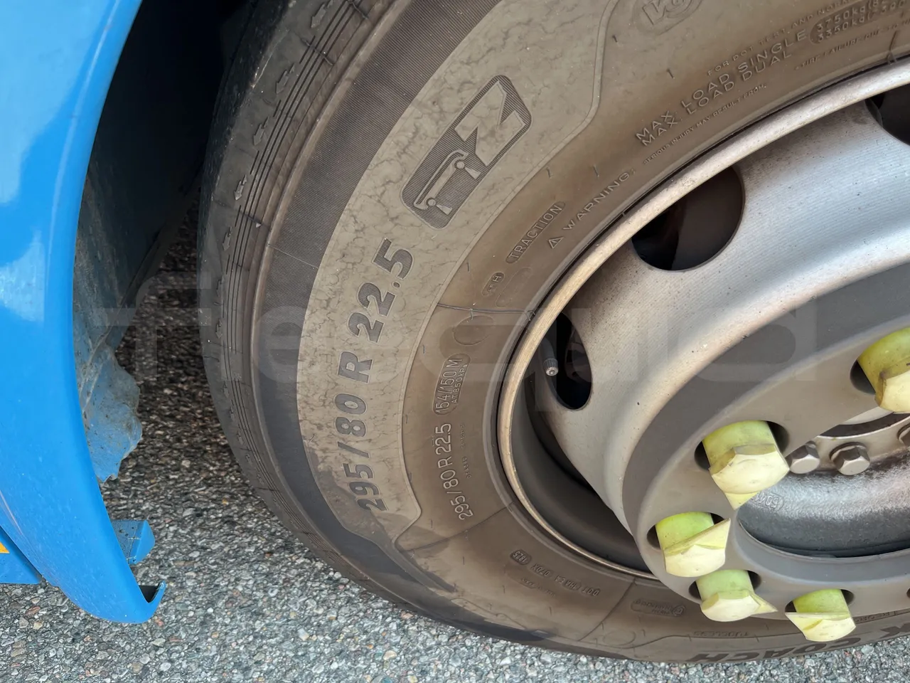 Iveco Crossway - First Axle Left Side: Tyre Size