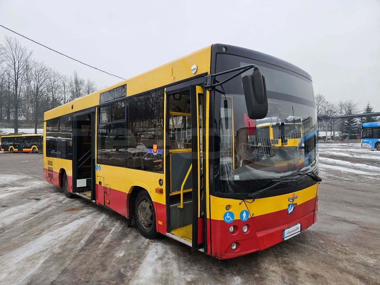 MAZ 206 206 - Euro 5 - 130 kW - 8.65 mt - 3/4 right front doors open