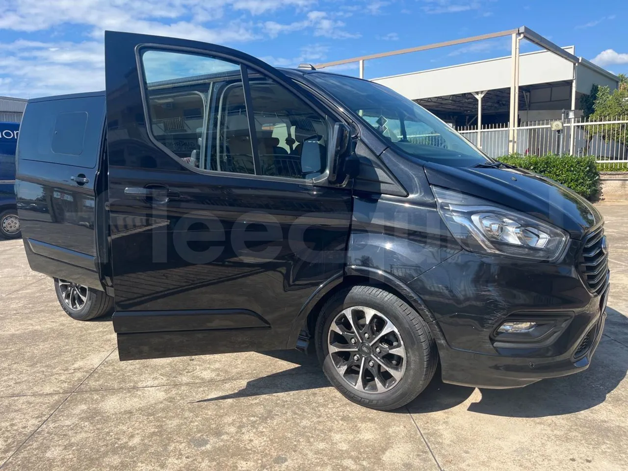 Ford Tourneo Custom BLFA1DBX -EUR6 -125kW -4.972m - 3/4 right front doors open