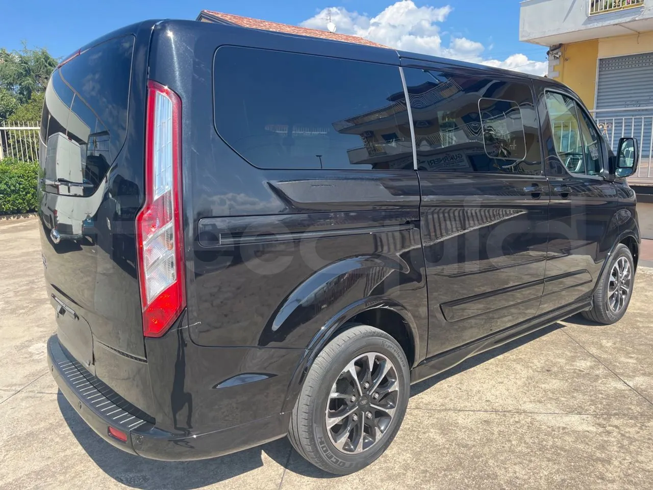 Ford Tourneo Custom BLFA1DBX -EUR6 -125kW -4.972m - 3/4 right rear doors closed