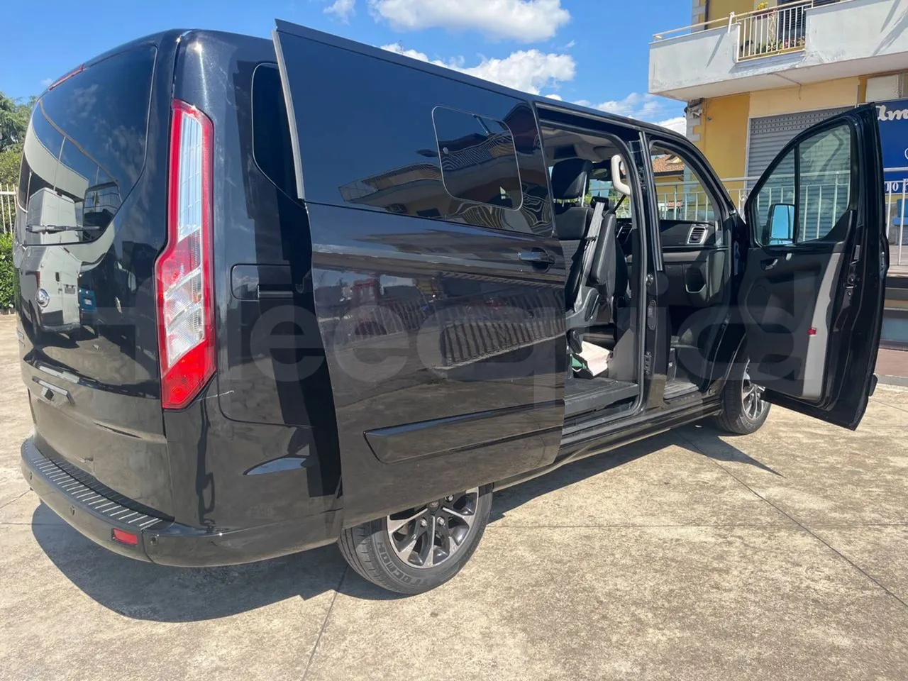 Ford Tourneo Custom BLFA1DBX -EUR6 -125kW -4.972m - 3/4 right rear doors open