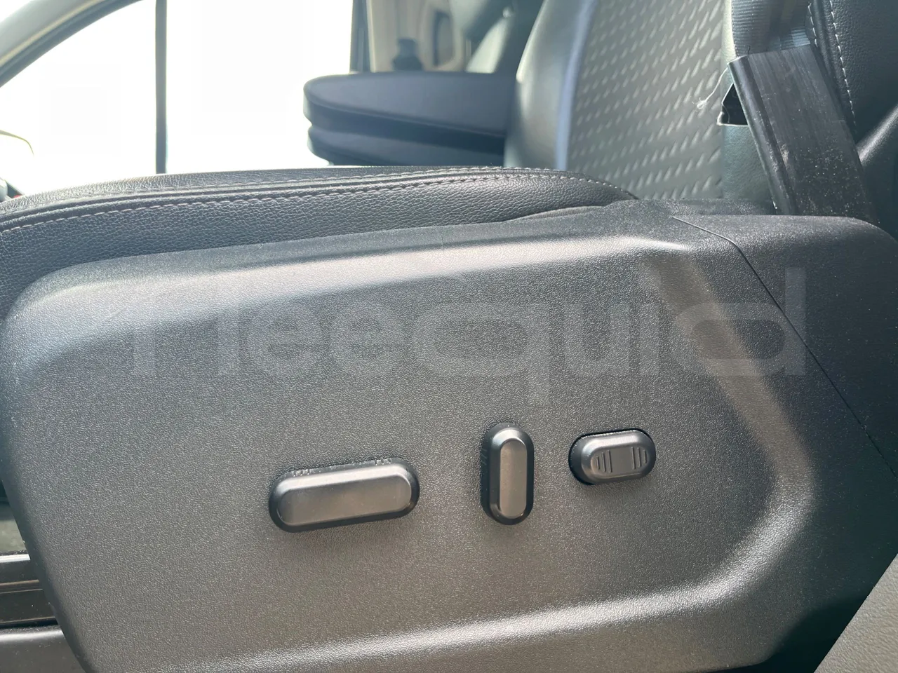 Ford Tourneo Custom BLFA1DBX -EUR6 -125kW -4.972m - handrails photo