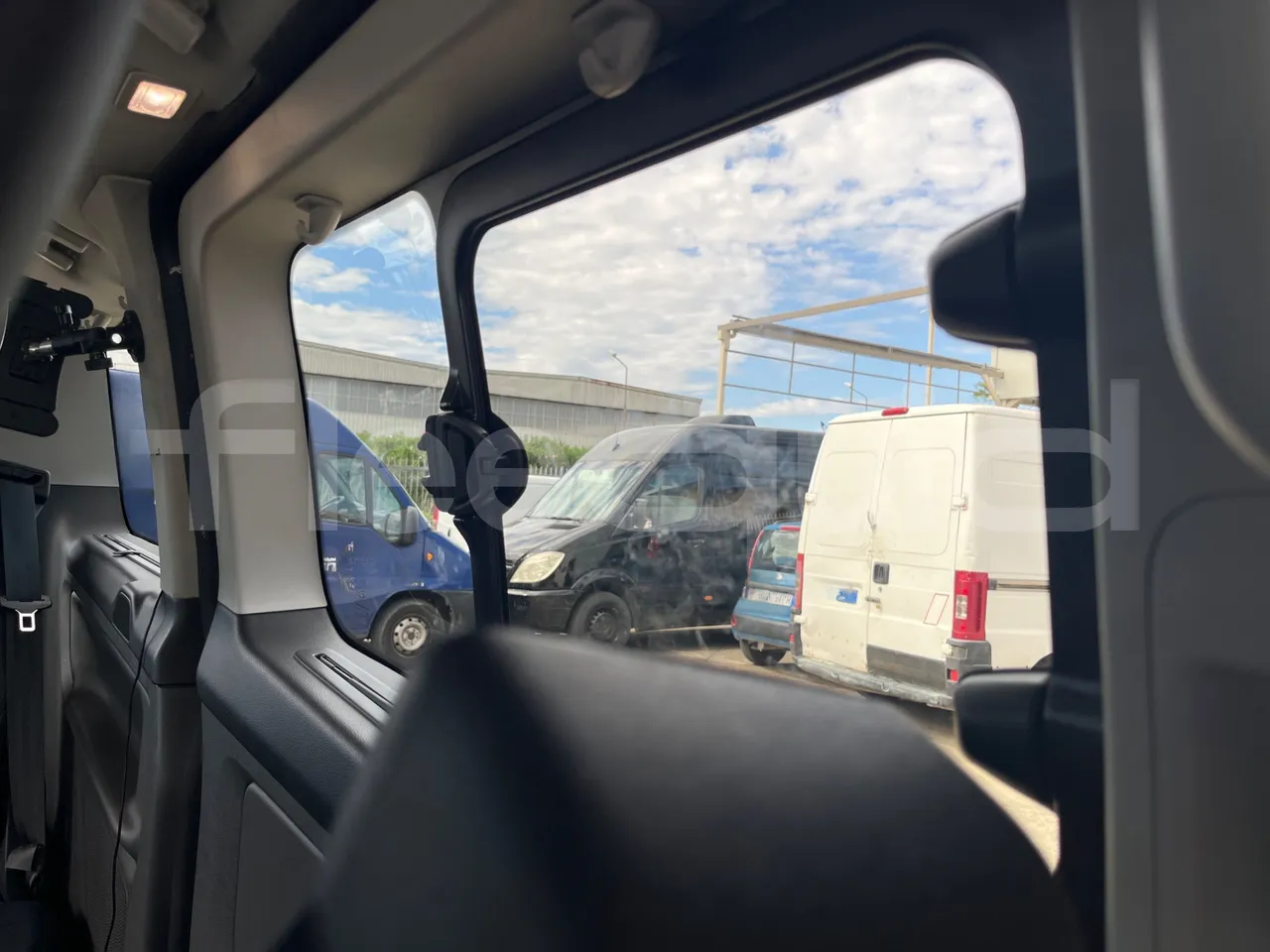 Ford Tourneo Custom BLFA1DBX -EUR6 -125kW -4.972m - floor hatches photo