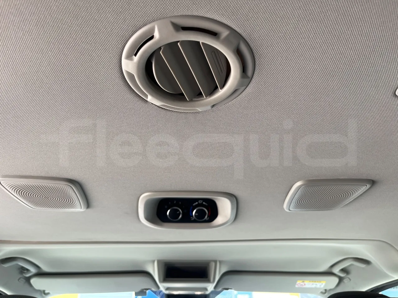 Ford Tourneo Custom BLFA1DBX -EUR6 -125kW -4.972m - roof hatch 2