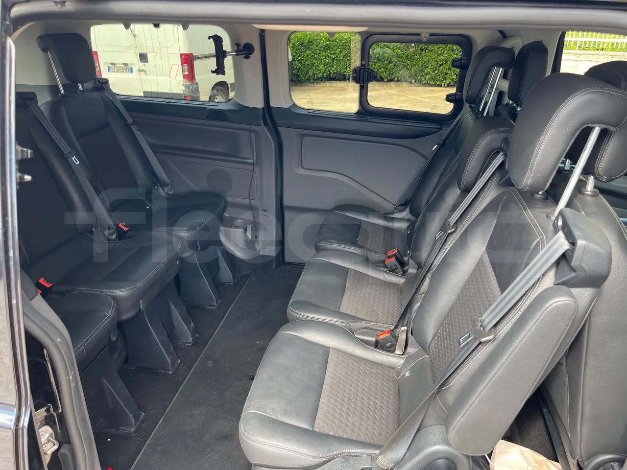 Ford Tourneo Custom BLFA1DBX -EUR6 -125kW -4.972m - reverse view middle aisle