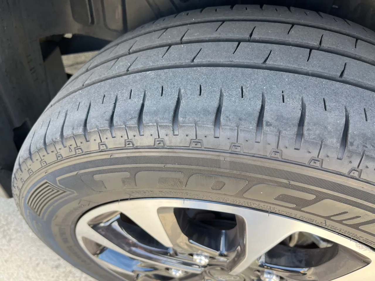 Ford Tourneo Custom BLFA1DBX -EUR6 -125kW -4.972m - tread condition front tires right