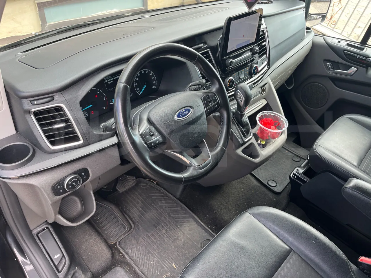 Ford Tourneo Custom BLFA1DBX -EUR6 -125kW -4.972m - overhead compartments photo