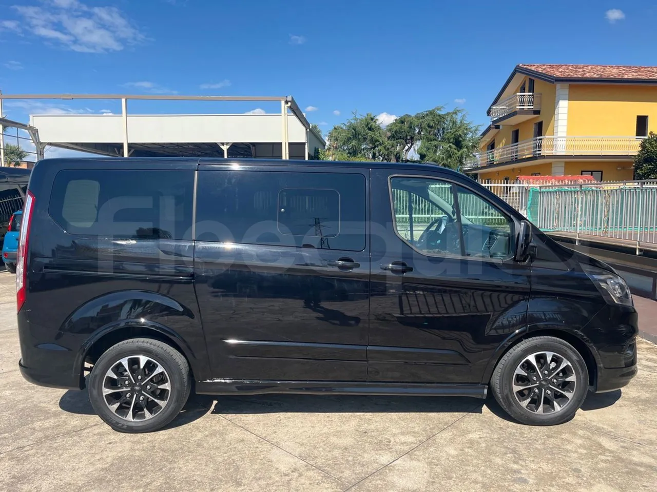 Ford Tourneo Custom BLFA1DBX -EUR6 -125kW -4.972m - right side doors closed