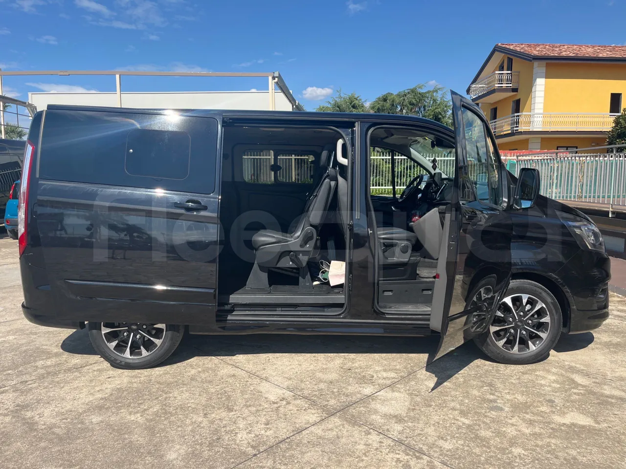 Ford Tourneo Custom BLFA1DBX -EUR6 -125kW -4.972m - right side doors open
