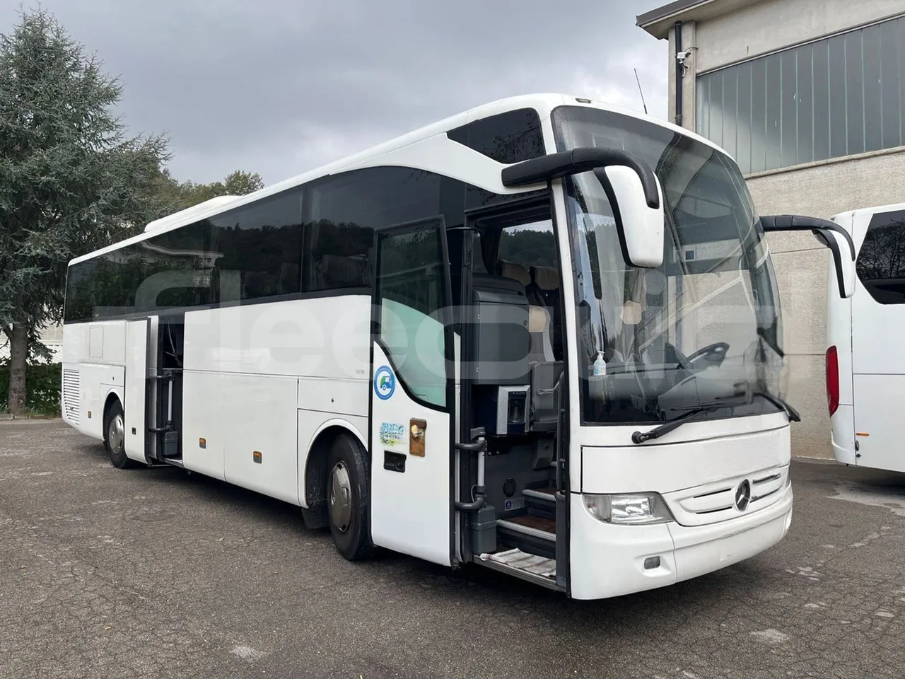 Mercedes-Benz Tourismo 632 01 - EUR5 - 300kW - 12.140m - 3/4 right front doors open