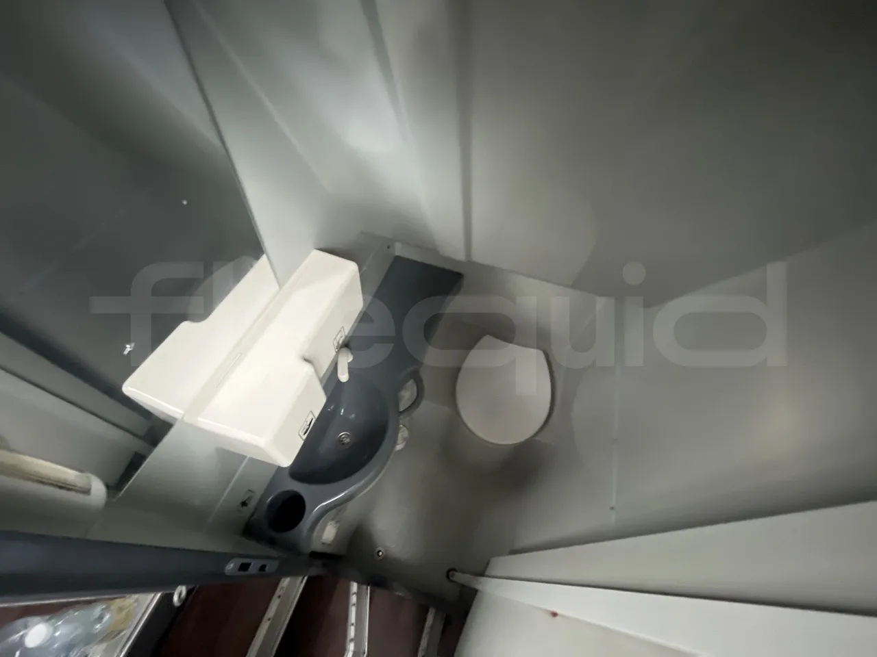 Mercedes-Benz Tourismo 632 01 - EUR5 - 300kW - 12.140m - toilette accessories photo