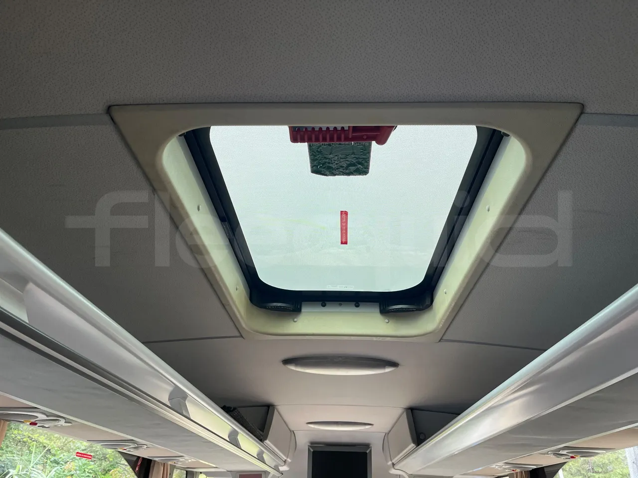 Mercedes-Benz Tourismo 632 01 - EUR5 - 300kW - 12.140m - roof hatch 1