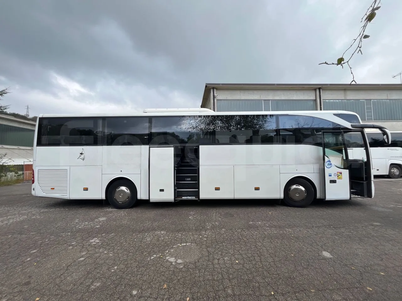 Mercedes-Benz Tourismo 632 01 - EUR5 - 300kW - 12.140m - right side doors open