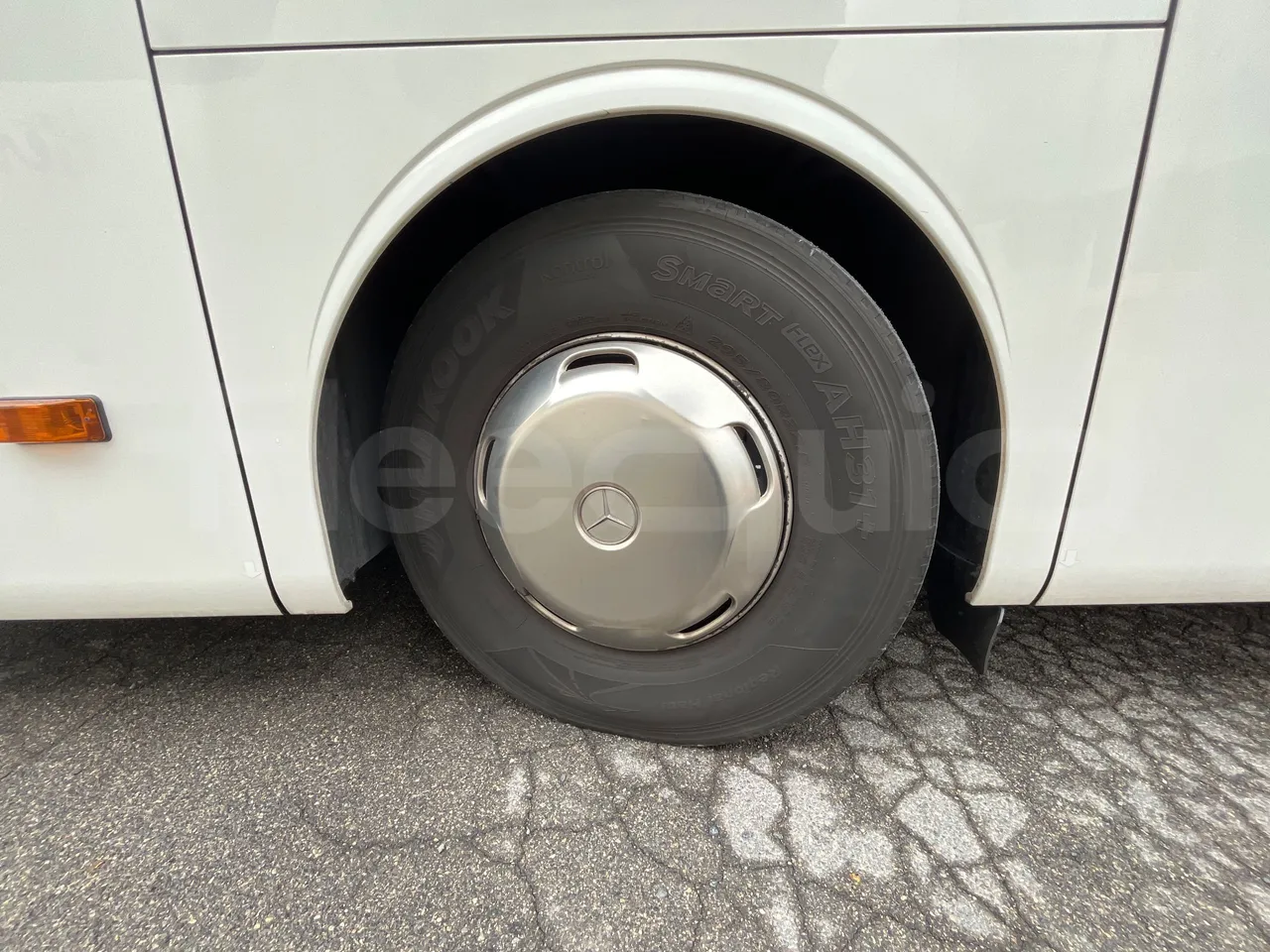 Mercedes-Benz Tourismo 632 01 - EUR5 - 300kW - 12.140m - front left tire measurements