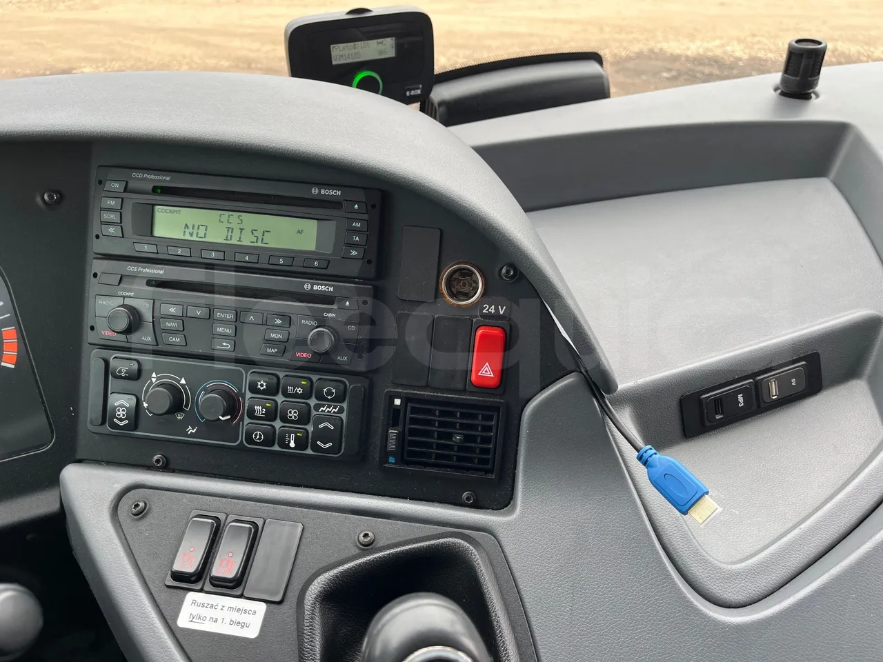 Mercedes-Benz Tourismo RHD 632 01 - EUR6 - 290kW - 12.96m - radio accessories photo
