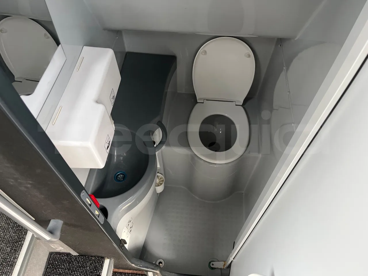 Mercedes-Benz Tourismo RHD 632 01 - EUR6 - 290kW - 12.96m - toilette accessories photo