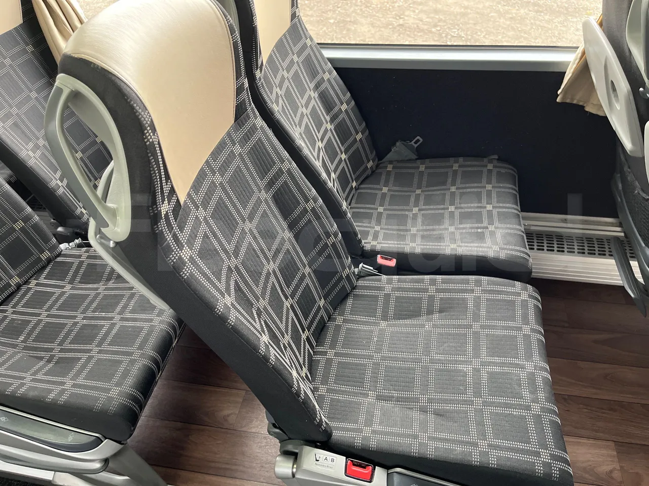 Mercedes-Benz Tourismo RHD 632 01 - EUR6 - 290kW - 12.96m - single seat detail