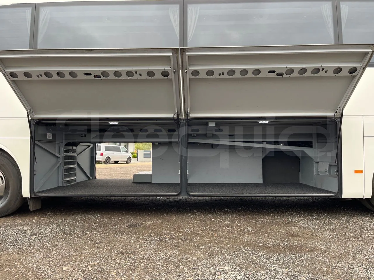 Mercedes-Benz Tourismo RHD 632 01 - EUR6 - 290kW - 12.96m - luggage rack photo