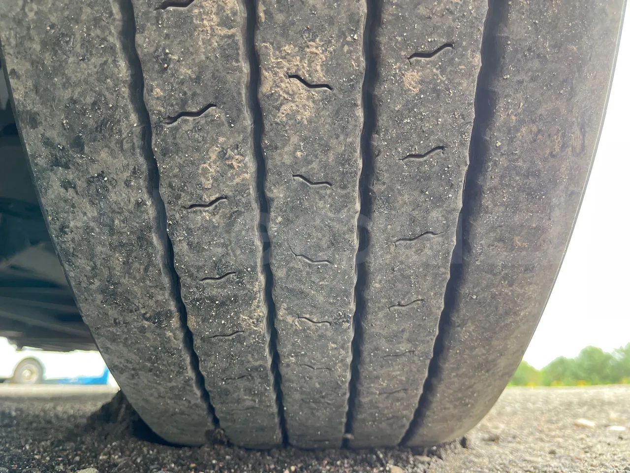 Mercedes-Benz Tourismo RHD 632 01 - EUR6 - 290kW - 12.96m - tread condition front tires left