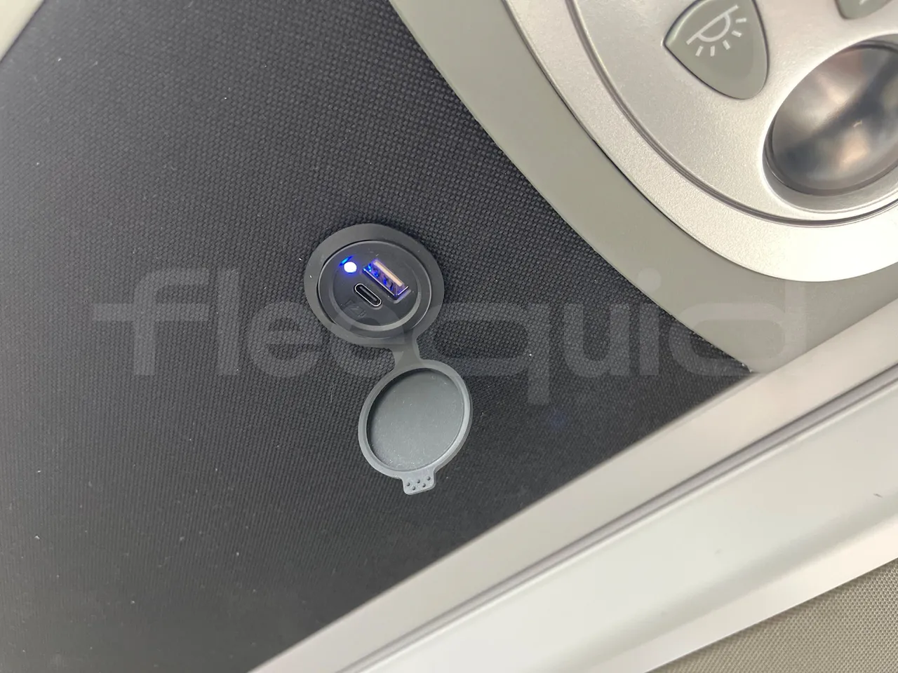 Mercedes-Benz Tourismo RHD 632 01 - EUR6 - 290kW - 12.96m - power outlets detail