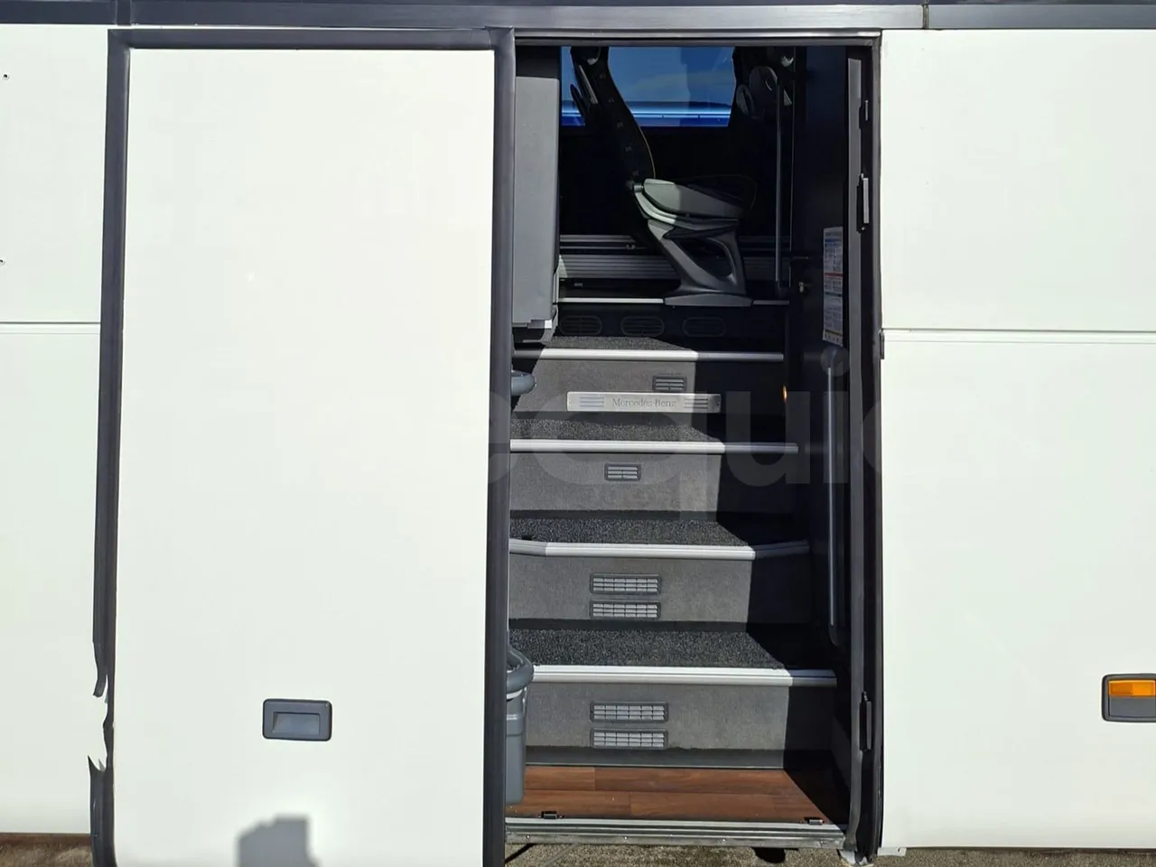 Mercedes-Benz Tourismo 632 01 - EUR6 - 290kW - 12.960m - front door 2 open